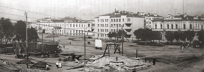 Так выглядела площадь 1905 года, когда снесли и собор, и памятник Александру II | Источник: 1723.ru