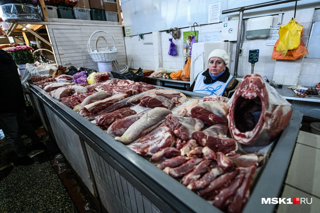 Пока покупатели раздумывают, хватит ли им денег, продавцы грустят по ту сторону прилавка | Источник: Артем Устюжанин / MSK1.RU