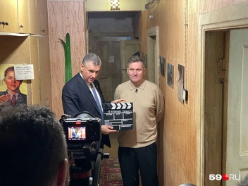 На секунду Леонид Слуцкий стал «хлопушкой» сериала&nbsp;— так называют людей, которые дают такую отмашку для старта съемок | Источник: Тома Минадзе / 59.RU