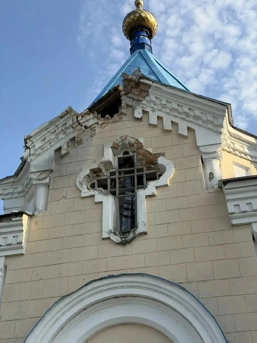 При атаке на часовню в Рыльске пострадали стены и свод, разрушены декоративные элементы фасада | Источник: Александр Хинштейн / max.ru