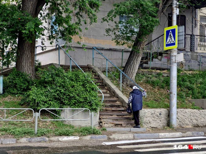 Лестницу, на которую жалуются местные жители, так никто не и не сделал. Власти не могут определиться, чья она | Источник: Виктория Федорова / 164.RU