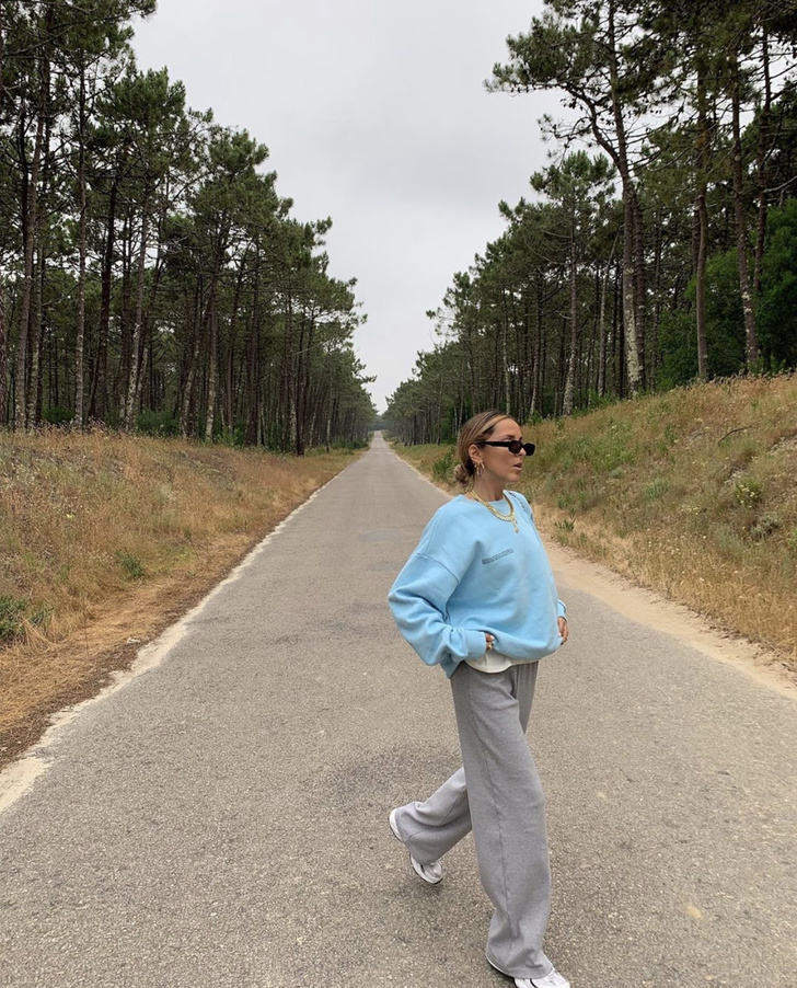 Новое модное сочетание — серый + «осознанный» голубой: доказывает стилист София Коэльо