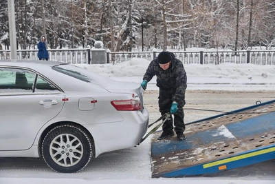 Снегопады на Дону увеличили спрос на эвакуаторы