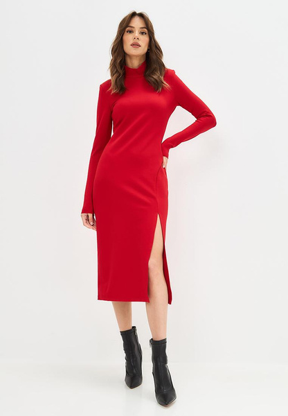 Красное платье-миди с горлом и разрезом