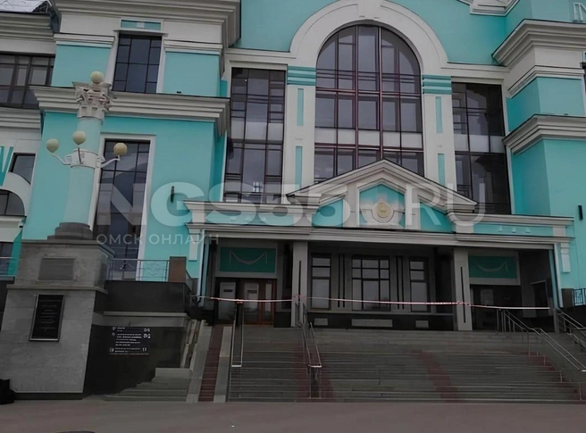 Вход огородили лентами | Источник: читатель NGS55.RU
