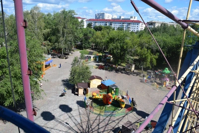 В курганский ЦПКиО завезли кабинки колеса обозрения