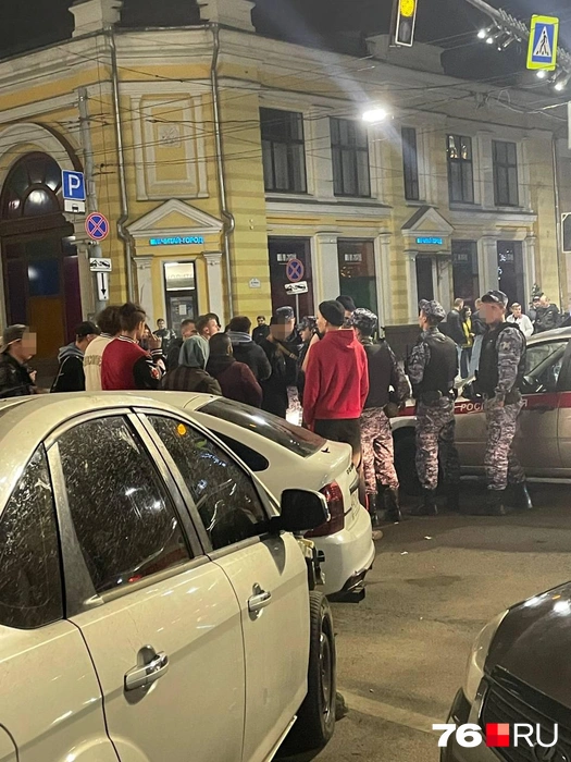 Силовики приехали усмирять толпу | Источник: читатель 76.RU