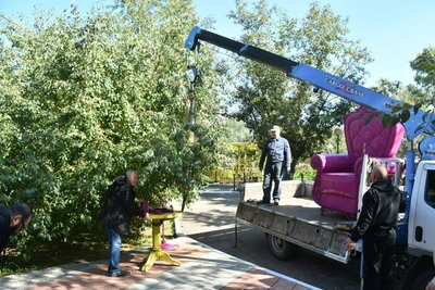 Кованое кресло из Шилова переехало в парк ОДОРА