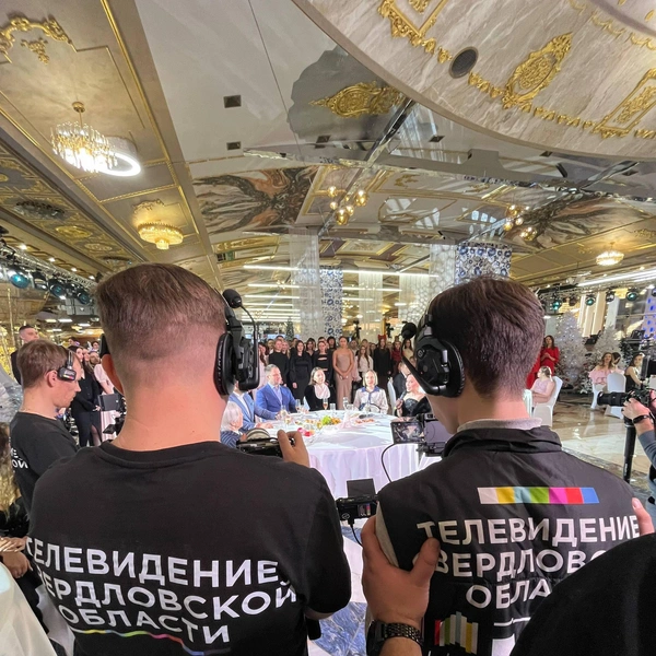 Судя по кадрам с места съемки, «Огонек» записывали сразу после корпоратива «Сима-ленда» | Источник: ОТВ
