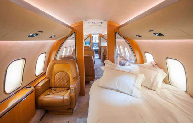 Роман Абрамович расстается с «Бандитом»: смотрим интерьеры самолета, который олигарх продает за 100 миллионов долларов