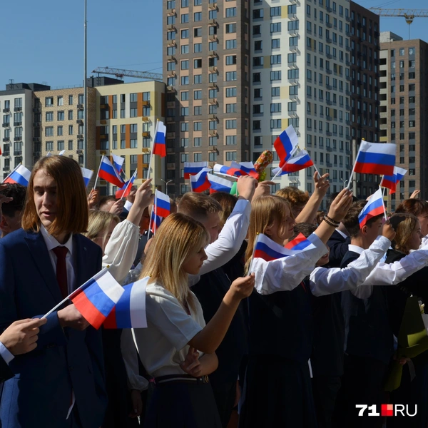 Флаги России были и у других учеников | Источник: Максим Улитов / 71.RU