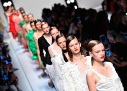 Настройки яркости: Ermanno Scervino SS18