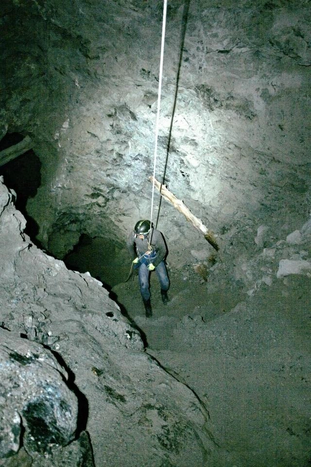 «Вертикаль метров 15 и длинный спуск по осыпи, где камни разных размеров вперемешку со льдом»&nbsp;— так описывает дорогу вниз альпинист | Источник: Александр Грехов