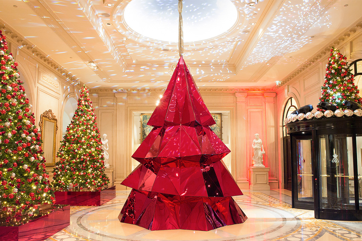 Геометрическая елка в лобби отеля Four Seasons Hotel George V в Париже, дизайн Джеффа Литэма