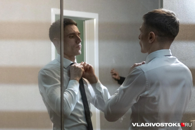 Актер Сергей Ильинский готовится к сцене | Источник: Елена Буйвол / VLADIVOSTOK1.RU