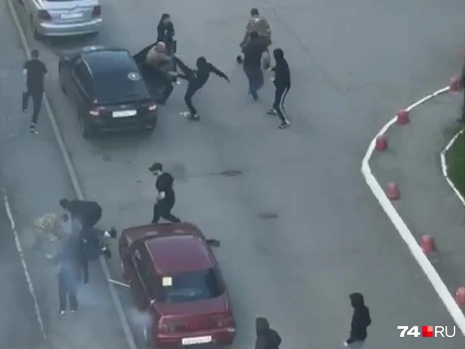 Георгий говорит, что искал младшего брата. Того как раз били палками (слева внизу кадра) | Источник: читатель 74.RU