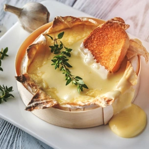 Как правильно есть камамбер, чтобы не выглядеть глупо: 4 вкусных способа, о которых вы не знали