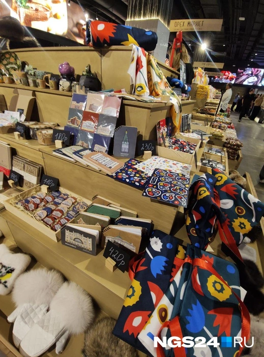 Удержаться не смогла и прикупила пару блокнотов. Естественно детям, им понравились | Источник: Кадрия Катцина / NGS24.RU