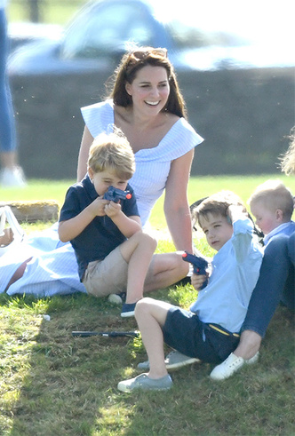 Фото №5 - Семейный выходной: принцесса Шарлотта, принц Джордж, Кейт и Уильям на игре в поло