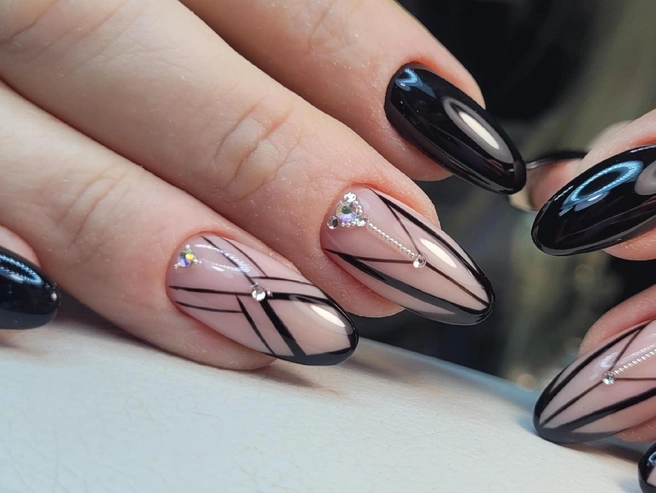 Акцентный маникюр с геометрией | Источник: Елизавета Хвищук / Vk.com