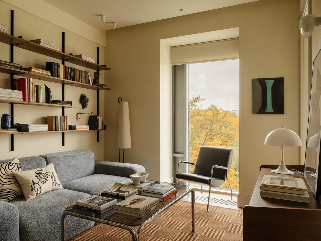 Торшер, Ferm living, L’Appartement. Диван, «Лавсит». Полки, New Works, L’Appartment. Настольная лампа в гостиной, Louis Poulsen. Бра, Vistosi. Журнальный стол, винтаж, Hei Vintage. Кресло, Klaesson, Otsek vintage. Все ковры, Kover Store. Декоративные подушки, Ferm living, L’Appartment. Картина бирюзовая, Юля Ивашкина, @pop/off/art gallery. На журнальном столе чаша, Ferm living, L’Appartement. | Источник: Михаил Лоскутов. Стиль: Yes We May