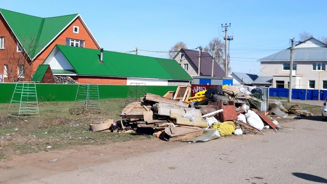 В ДМС отмечали, что часто контейнеры заваливали мусором с нарушениями, а винили в этом предприятие | Источник: «Мехуборка Башкортостан» / Vk.com