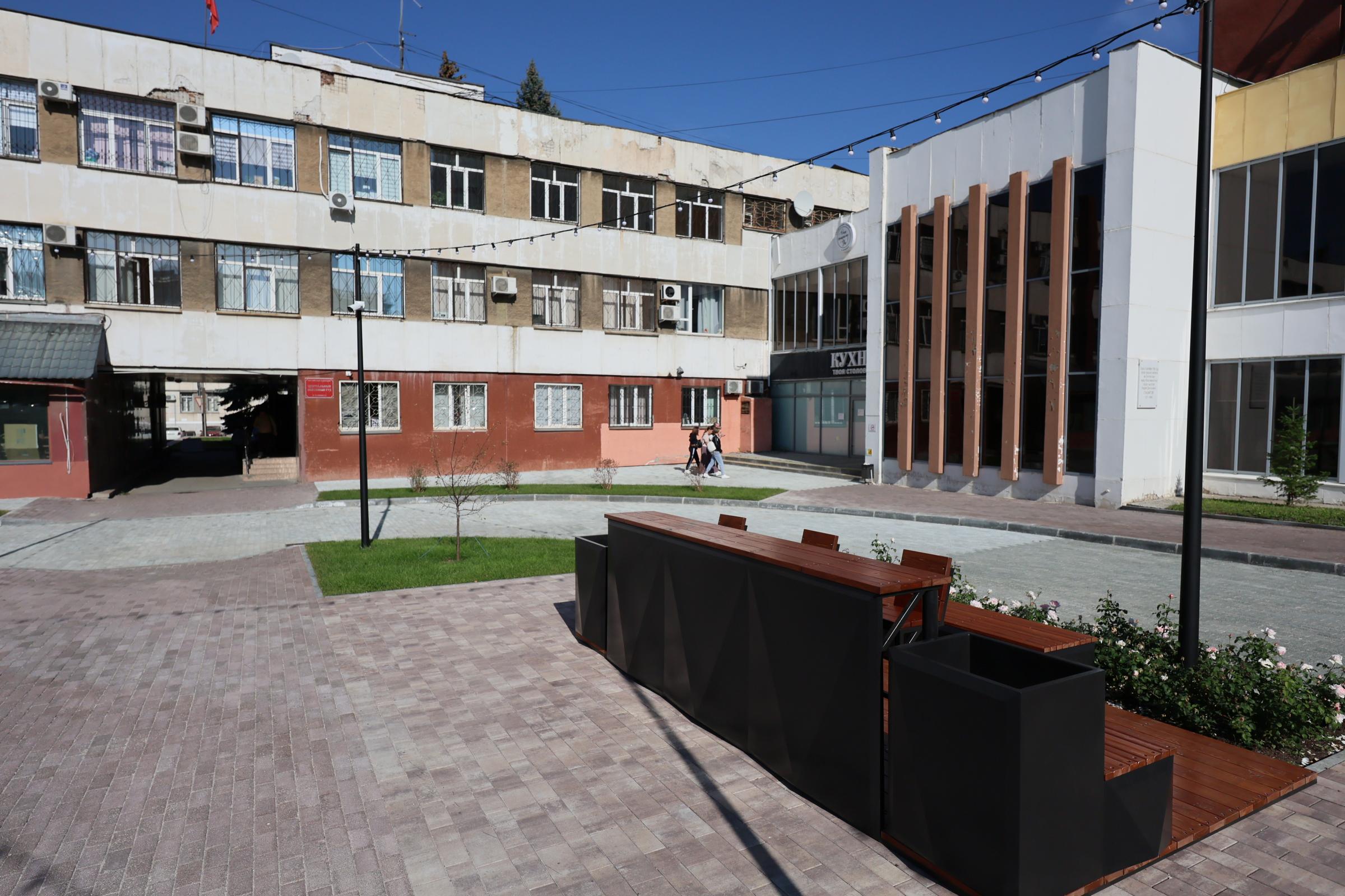 В челябинском сквере появилась странная «лавочка»: фантазируем, что это могло бы быть