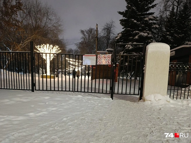 Те, кто не услышал предупреждения, могут выйти со стороны платной парковки у ДК ЖД | Источник: читатель 74.RU