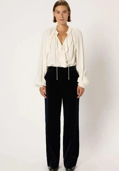 Эти велюровые брюки заменят вам джинсы на зиму: где купить и как правильно стилизовать Эти велюровые брюки заменят вам джинсы на зиму: где купить и как правильно стилизовать