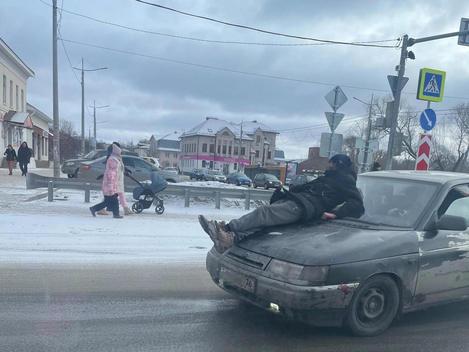 «Парень чуть не упал»: автомобилист из Ярославской области экстремально прокатил на капоте пассажира