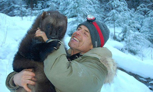 «У нее укус — как у белого медведя»: первый в мире человек, приручивший росомаху, прибыл в Россию