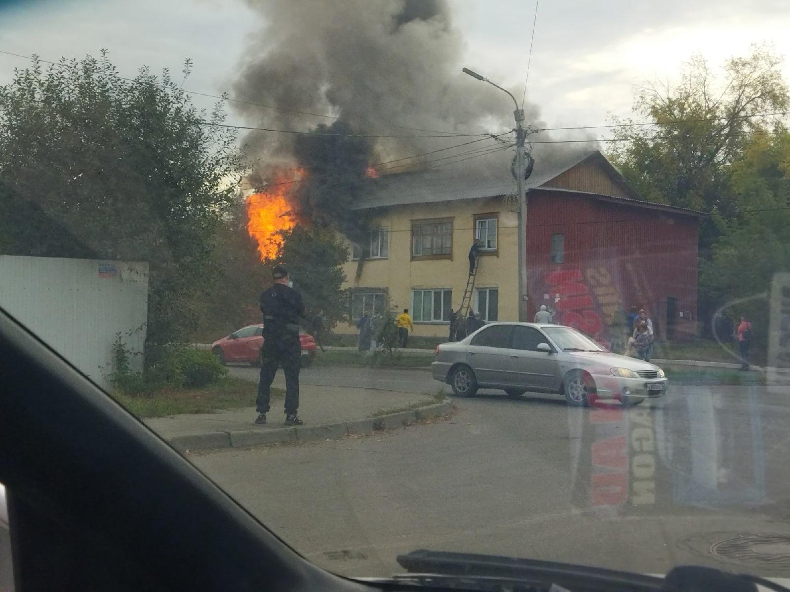 В Копейске пожар в бараке на улице Кузнецова: два человека пострадали 24  сентября 2022 г. - 24 сентября 2022 - 74.ру