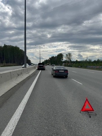 На Кольцовском тракте разбились два Mercedes и Mazda: видео момента жесткого ДТП | Источник: Читатель Е1.RU