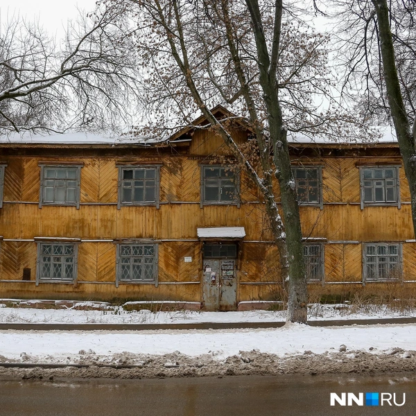 Здание с большими окнами на улице Ижорской | Источник: Наталья Бурухина / NN.RU