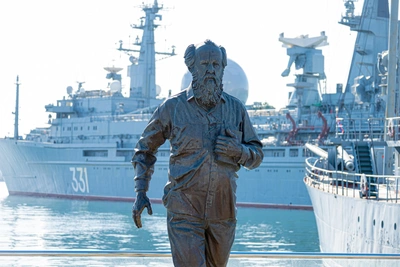 Памятник Солженицыну перенесут с Корабельной набережной