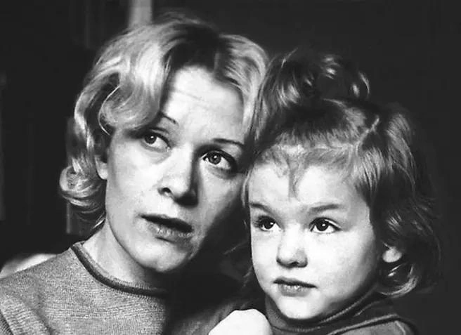После ухода мужа из семьи Валентина 40 дней пролежала в клинике неврозов | Источник: В. И. Талызина «Мои пригорки, ручейки. Воспоминания актрисы», АСТ, 2021