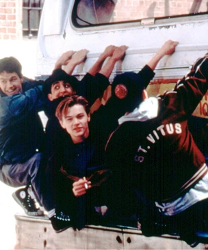 Что смотрят зумеры: 6 культовых фильмов и сериалов 90-х, переживших вторую волну популярности