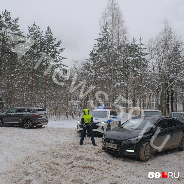 Инспекторы ДПС не пропускают автомобили к месту ЧП | Источник: Тимофей Калмаков / 59.RU
