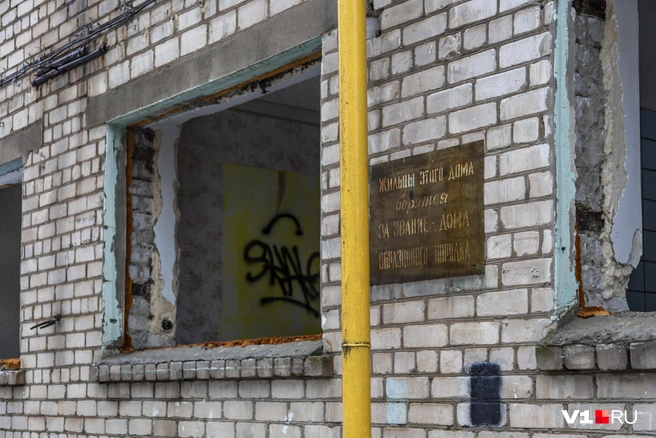 А ведь жители этого дома боролись за высокое звание дома образцового порядка! | Источник: Константин Завриков / V1.RU
