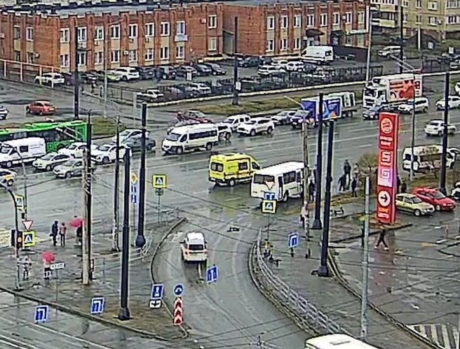 Самокат остался лежать на «зебре», а сбитого парня откинуло в другую сторону | Источник: камера «Интерсвязи»