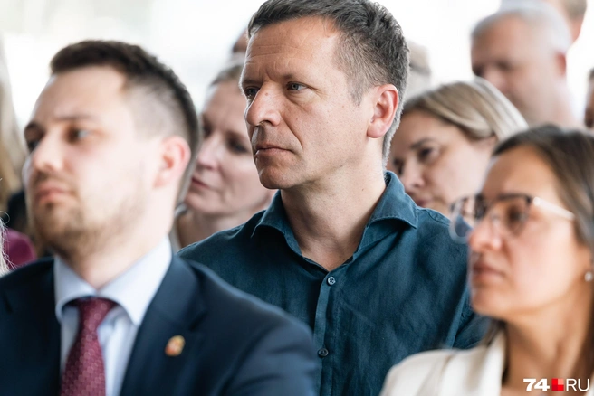 Гендиректор «Группы Голос» Сергей Пахомов с особым вниманием слушал губернатора | Источник: Наталья Лапцевич 