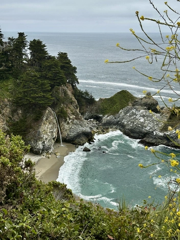 McWay Falls (Big Sur)&nbsp;— водопад в Калифорнии | Источник: личный архив Оксаны Лашиной