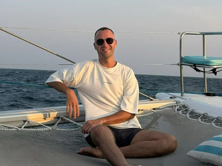 Почему все ставят на аватар фото парня из Новосибирска: мужчина стал мемом за несколько дней | Источник: @jual__