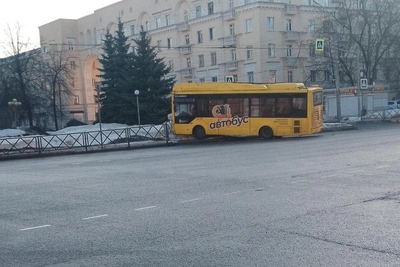 В Ярославле автобус занесло на льду, он врезался в забор