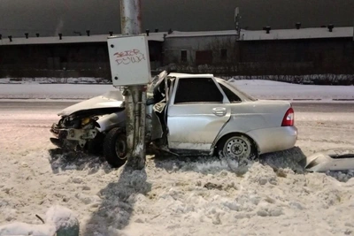 Car crashes into pole in Kurgan, two injured