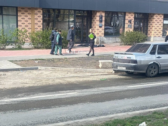 Тело девушки в домашней одежде накрыли пакетом | Источник: Читатель E1.RU
