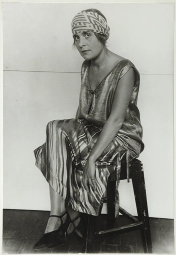 Портрет Лили Брик (1891-1978) в золотом одеянии. Шарф от Любови Поповой | Источник: Album