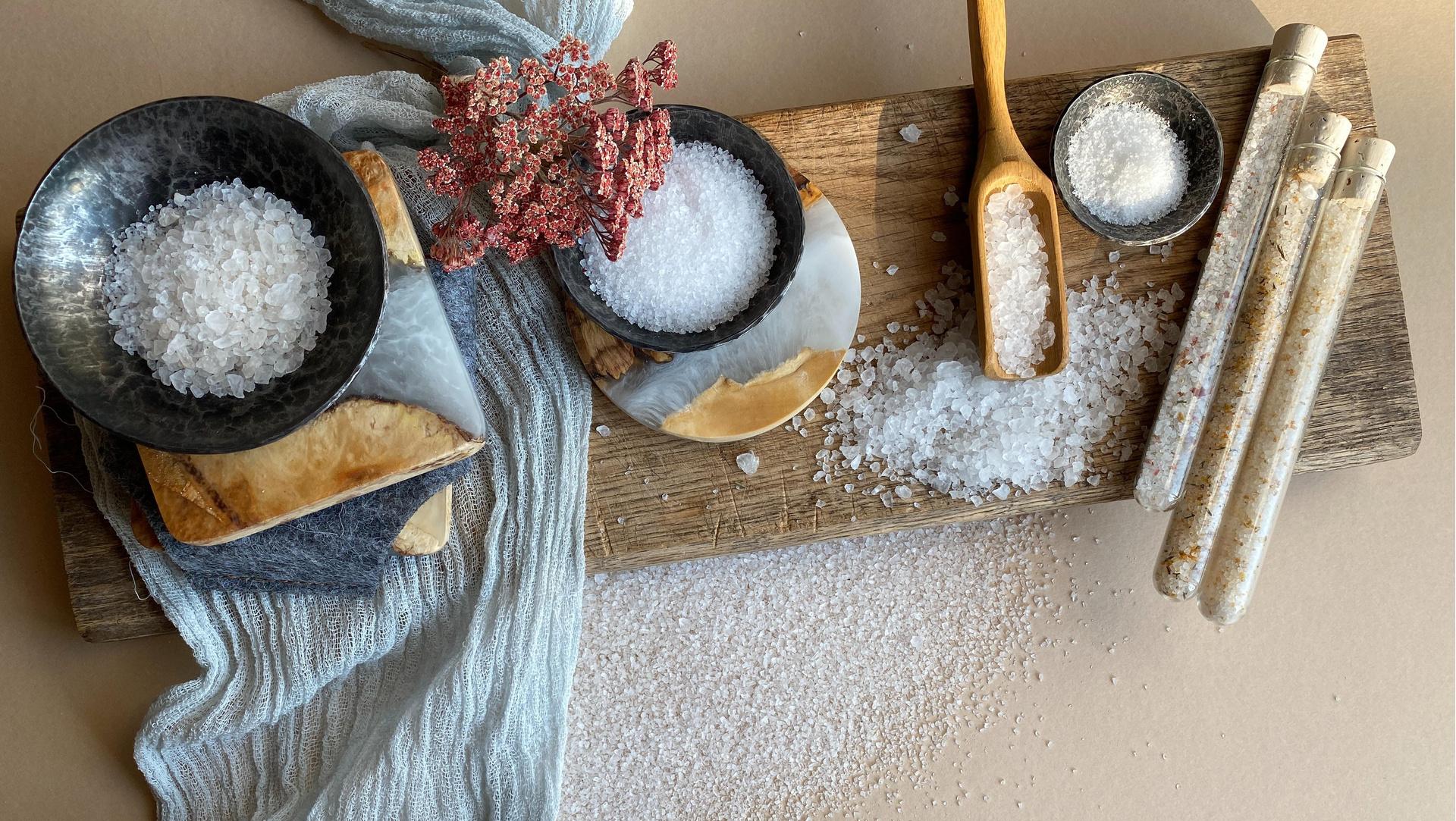 Рассыпалась соль или сахар - к чему это, какие приметы и что делать | РБК Украина