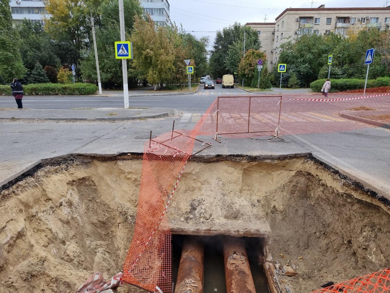 В Волгограде у здания Арбитражного суда разрыли котлован. Сотни жителей центра остались без горячей воды