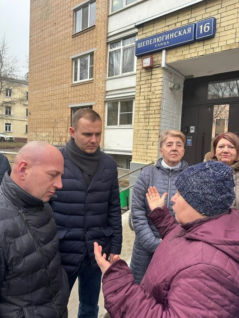 Домарацкий (второй слева) на встрече с жителями Лефортово | Источник: управа района Лефортово города Москвы / Vk.com